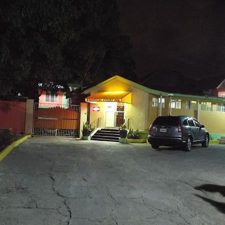 Tropical Court Inn New Kingston Dış mekan fotoğraf