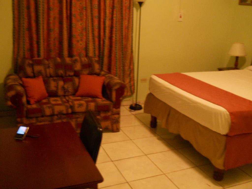 Tropical Court Inn New Kingston Oda fotoğraf