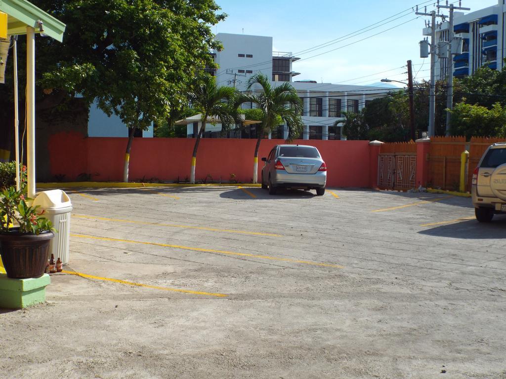 Tropical Court Inn New Kingston Dış mekan fotoğraf