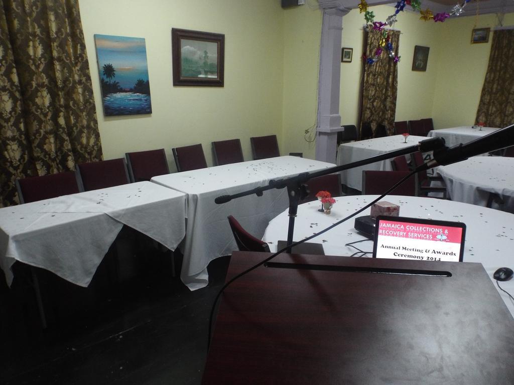 Tropical Court Inn New Kingston Dış mekan fotoğraf